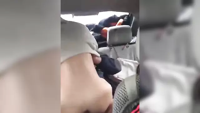 كازاخستانية بتتناك في العربية مع راكب مولع.