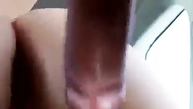الشرموطة النهمة بتاخد زب عميق في كسها.
