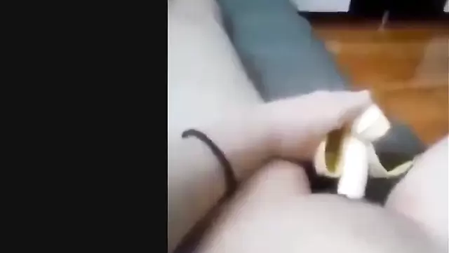 جنده قزاقستانی با موز پیاده شد
